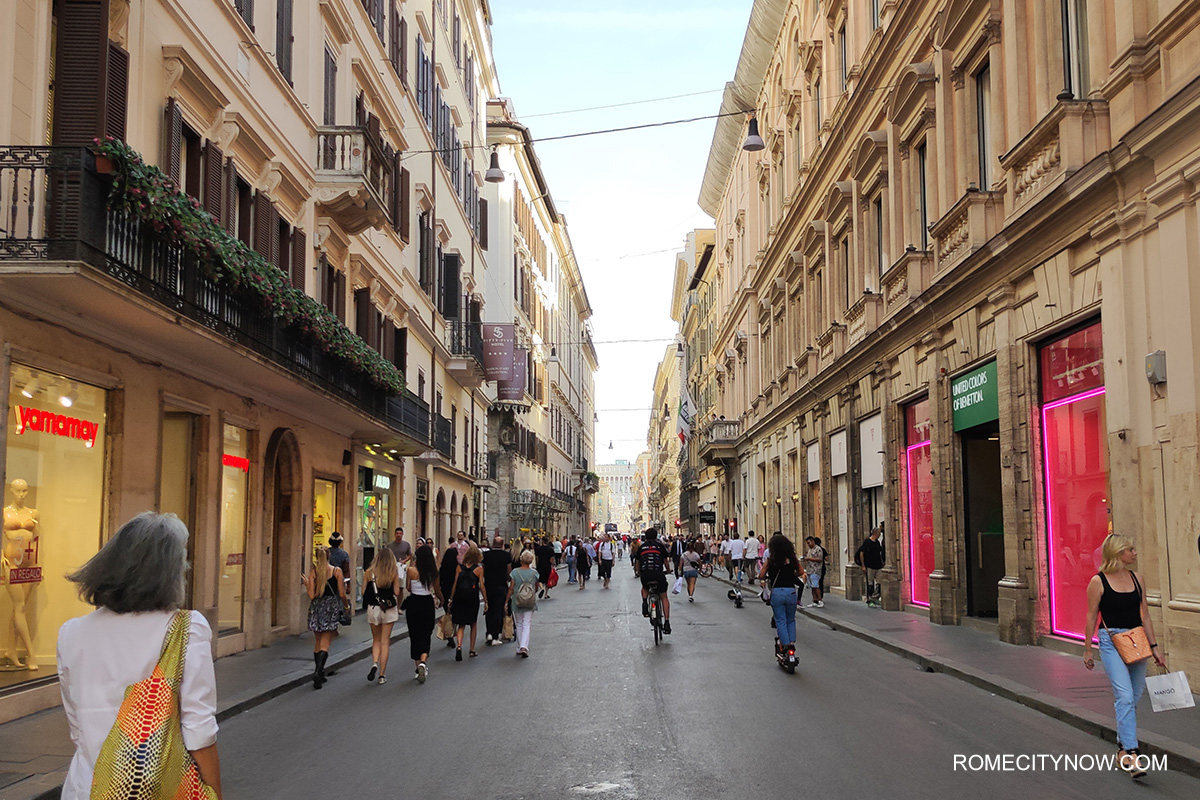 Walk along Via del Corso, Rome