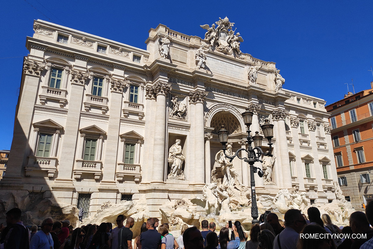 Tourists in Rome - Trevi Fountian