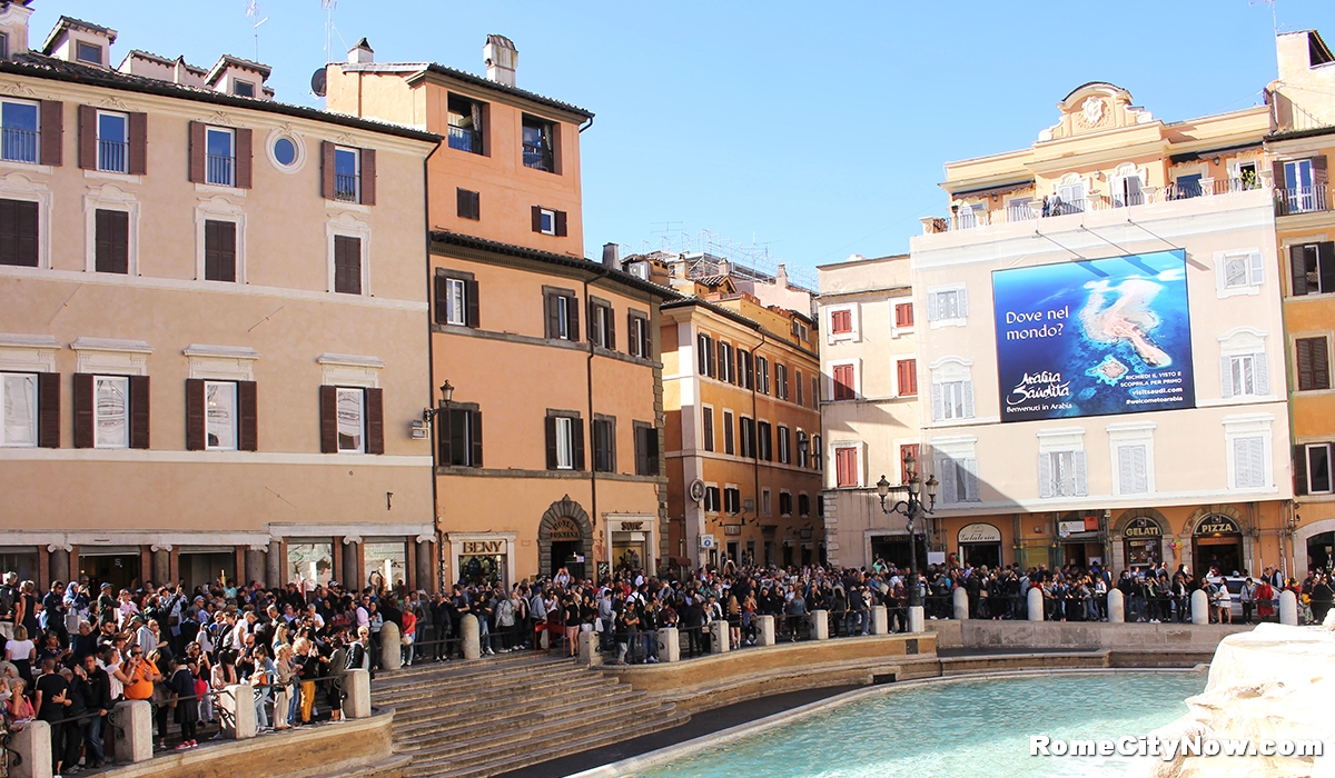 Trevi Fountain, tourists